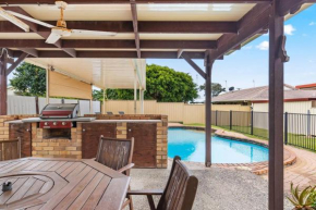 'The Aussie Classic' Poolside Living by the Marina